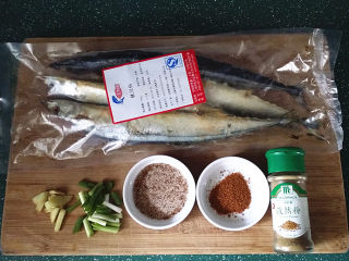 1、烤秋刀鱼,备好食材,将秋刀鱼室温自然化冻