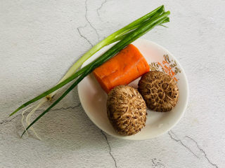 2、香菇排骨粥,胡萝卜、香菇、香葱