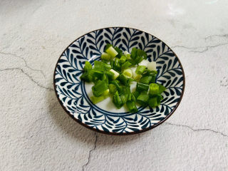 6、香菇排骨粥,香葱洗净切圈