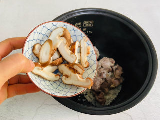 14、香菇排骨粥,倒入香菇
