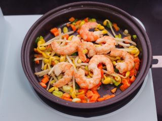 9、补钙又营养的虾仁豆芽蛋炒饭,这个时候加入虾仁继续翻炒均匀。
