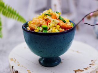 14、补钙又营养的虾仁豆芽蛋炒饭,啦啦啦,好吃又营养丰富哟。