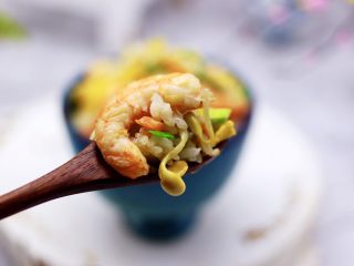 15、补钙又营养的虾仁豆芽蛋炒饭,嘻嘻,宝贝一口气吃了两碗。