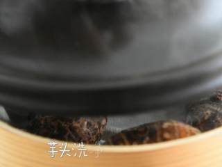 1、桂花糖芋苗—据说吃一碗，颜值都会提升,芋头洗净，大火蒸10分钟。