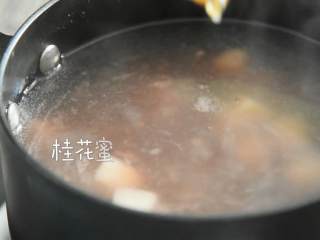 4、桂花糖芋苗—据说吃一碗，颜值都会提升,加入桂花蜜，搅拌均匀，即可出锅。