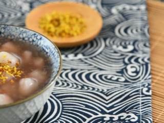 5、桂花糖芋苗—据说吃一碗，颜值都会提升,盛碗，撒些干桂花。