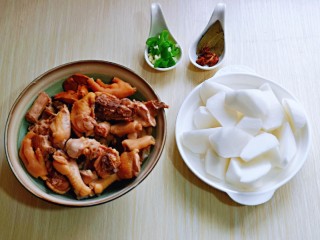 4、白萝卜汽锅鸡,准备好香料。