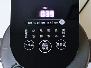 12、白萝卜汽锅鸡,启动汽锅鸡功能，40分钟即可享用美味。(时间也要根据鸡的年龄另定)