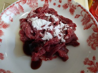 2、黑胡椒意大利面,牛肉切丝，加一勺生抽，一勺料酒，一勺淀粉拌匀腌制