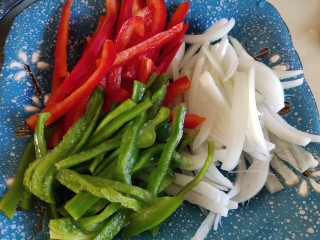 3、黑胡椒意大利面,青椒，红椒，洋葱切丝