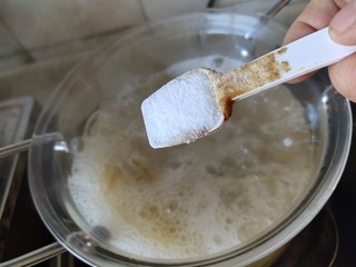 4、黑胡椒意大利面,锅里加盐