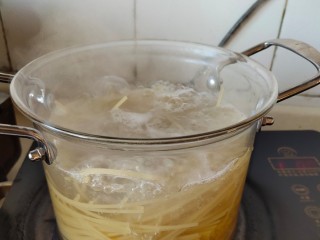 5、黑胡椒意大利面,放入意面煮13分钟