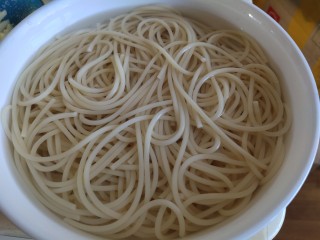 6、黑胡椒意大利面,捞出冲一下淀粉，控水备用