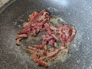 8、黑胡椒意大利面,放入牛肉丝炒到变色