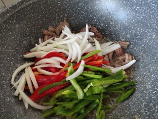 9、黑胡椒意大利面,放入青红椒和洋葱丝炒软