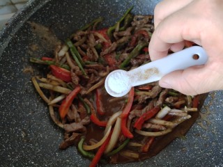 13、黑胡椒意大利面,加少许盐，翻炒均匀，关火。