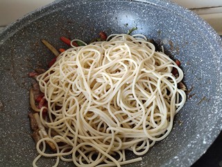 14、黑胡椒意大利面,放入意面充分拌匀。