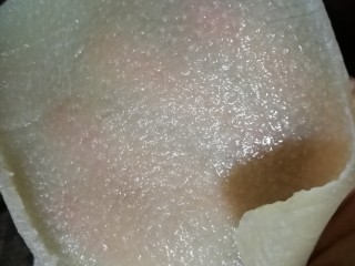 3、豆皮猪皮冻,要刮成这样才可以，上面一点油脂也没有