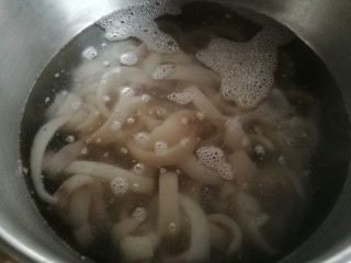 7、豆皮猪皮冻,煮锅加水放肉皮煮开。上面还会有少许泡沫，要用勺子撇出来。