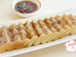 16、豆皮猪皮冻,最后别忘了调个蘸料，辣椒或蒜泥的都可以。
