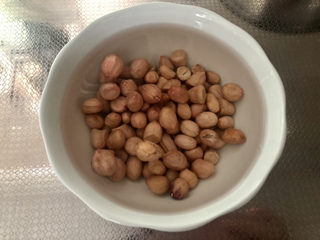 2、黄豆猪脚汤➕白萝卜花生黄豆猪脚汤,花生一小把，清洗后冷水浸泡三小时或热水浸泡一小时