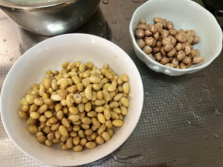 6、黄豆猪脚汤➕白萝卜花生黄豆猪脚汤,泡好的黄豆花生沥水备用。如果不喜欢吃花生衣，可以焯水后浸凉水，去皮。花生衣可以补充血小板，阿晨血小板低，所以没去皮
