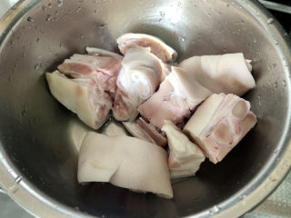 7、黄豆猪脚汤➕白萝卜花生黄豆猪脚汤,猪脚拔干净猪毛，清洗备用