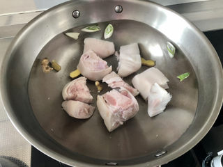 8、黄豆猪脚汤➕白萝卜花生黄豆猪脚汤,锅中加冷水，下猪脚，姜片，葱白段