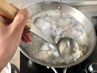 10、黄豆猪脚汤➕白萝卜花生黄豆猪脚汤,大火煮开，撇去血末