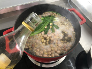 16、黄豆猪脚汤➕白萝卜花生黄豆猪脚汤,中火煮开，淋一汤匙料酒