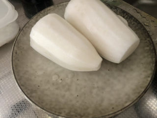 18、黄豆猪脚汤➕白萝卜花生黄豆猪脚汤,炖煮猪脚时，处理白萝卜，因为阿晨喜欢吃白萝卜，所以用了一根，一般大半根就够了。削皮洗净