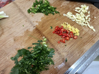 20、黄豆猪脚汤➕白萝卜花生黄豆猪脚汤,再准备个蘸汁，可以蘸猪脚吃：姜末，小米辣圈，蒜蓉，葱绿末和香菜末