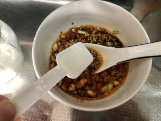 25、黄豆猪脚汤➕白萝卜花生黄豆猪脚汤,一茶匙白糖