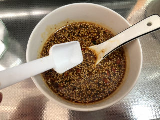 28、黄豆猪脚汤➕白萝卜花生黄豆猪脚汤,尝下咸淡，根据自己口味添加少许盐定味