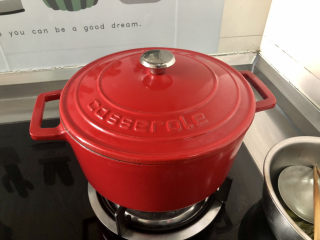 33、黄豆猪脚汤➕白萝卜花生黄豆猪脚汤,煮开后转小火继续煮30分钟，煮到萝卜软烂