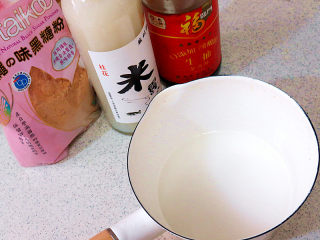 1、萌系汪汪。【豆香柴犬汤圆】,首先制做酱汁。马铃薯淀粉先用水化开，倒入小锅里，然后放入黑糖/生抽/米酒