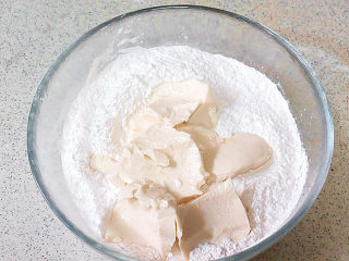 3、萌系汪汪。【豆香柴犬汤圆】,干净的容器里倒入糯米粉，然后加入内酯豆腐