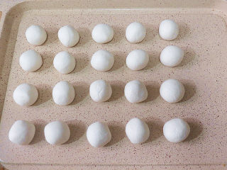 5、萌系汪汪。【豆香柴犬汤圆】,然后分出来 15g一个的小面团(可做22个左右)。剩余的盖好保鲜膜留着做耳朵眉毛和鼻子的部分