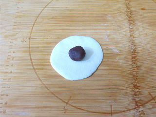 7、萌系汪汪。【豆香柴犬汤圆】,然后取一个糯米团子，压扁之后包入5g豆沙馅