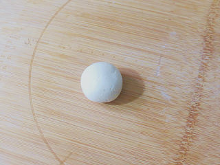 8、萌系汪汪。【豆香柴犬汤圆】,收口并捏紧，用手先揉圆