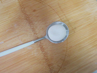 9、萌系汪汪。【豆香柴犬汤圆】,然后捏成椭圆形，放入勺子里。勺子里可以先洒一点马铃薯淀粉，防粘