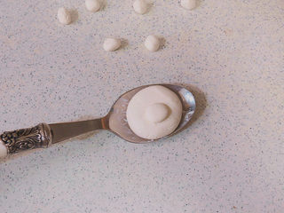 11、萌系汪汪。【豆香柴犬汤圆】,取刚才剩余的糯米团，分出来 1g，揉成椭圆形，稍微按扁一些，放在大面团中间靠下的位置，柴犬的鼻子就做好了