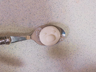 12、萌系汪汪。【豆香柴犬汤圆】,再取 两个米粒大小的糯米团，搓成椭圆形，摆在眉毛的位置。(糯米团很粘，不用再刷水了)