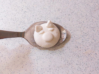 13、萌系汪汪。【豆香柴犬汤圆】,最后是耳朵，0.5g一个，捏成三角形，如图，放在头部耳朵的部位