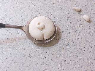 16、萌系汪汪。【豆香柴犬汤圆】,再用牙签辅助，压出PP的分界线，做出两瓣的感觉