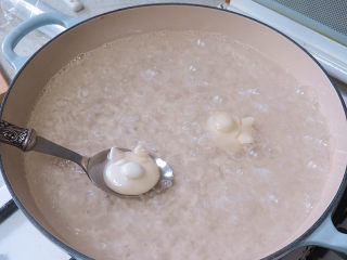 18、萌系汪汪。【豆香柴犬汤圆】,可以做好一部分先煮出来。水烧开之后，下锅。连着勺子放水里，入水之后汤圆自己就会脱落勺子了，如果不分离，就用脱模刀铲一下，很容易分开的