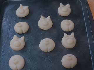 20、萌系汪汪。【豆香柴犬汤圆】,捞出后先放烤盘上，开始做表情