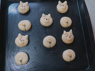 21、萌系汪汪。【豆香柴犬汤圆】,用牙签大的一头沾点水，再粘着黑芝麻放在小柴相应的眼睛和屁股位置，海苔剪成三角形，作为鼻尖，粘好