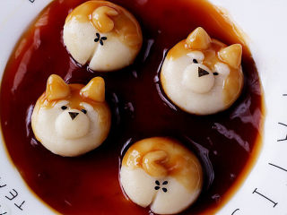 22、萌系汪汪。【豆香柴犬汤圆】,用小刷子给小柴刷上黑糖酱汁，完成~~