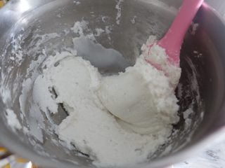 2、蛋黄肉松青团（麦青粉版）,90g粘米粉放入盆里，加入120g开水，用刮刀搅拌均匀